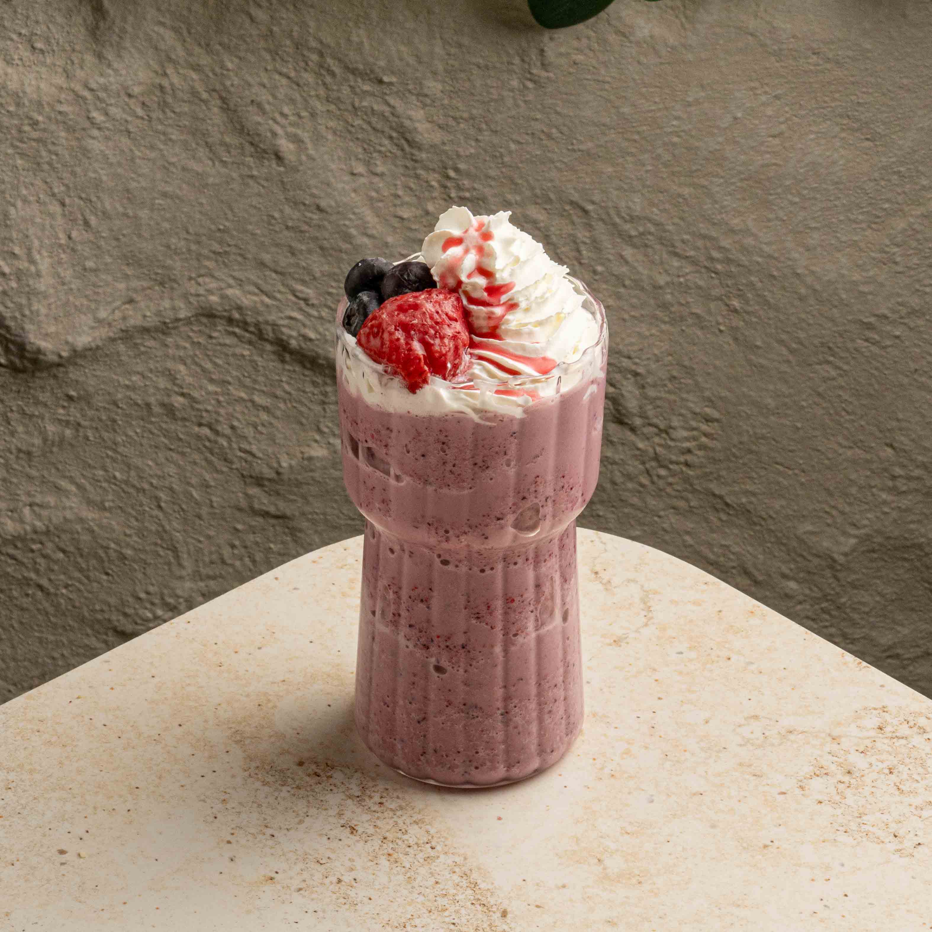 ميلك شيك توت حامض